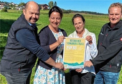 Sie rühren fleißig die Werbetrommel für die Rosenheimer Schmankerlstraße: BBV-Kreisobmann Josef Andres, stellvertretende Kreisbäuerin Maria Fischbacher, Kreisbäuerin Katharina Kern und BBV-Kreisgeschäftsführer Josef Steingraber (von links) Foto  Kotter