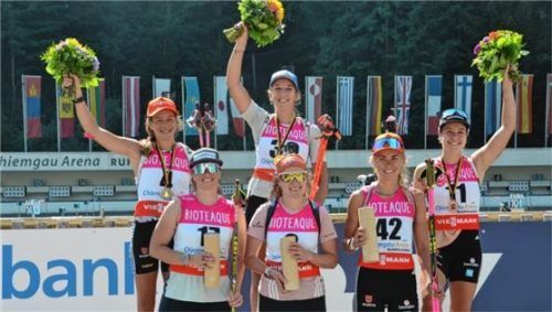 Siegerehrung beim Sprint mit Sophia Schneider, Franziska Preuß und Stefanie Scherer (hinten von links) sowie Lena Häcki-Groß, Janina Hettich-Walz und Julia Kink (vorne von links).Foto Tobias Ruf