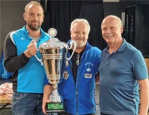 Siegerehrung: Der stellvertretende Abteilungsleiter des EV Rosenheim, Josef Furtner, bei der Übergabe des Ehrenpreises der Stadt Rosenheim an den TSV Breitbrunn 2.Foto re