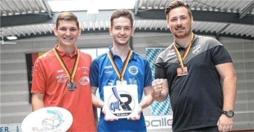 Siegerehrung der U23-Junioren mit Gewinner Christian Hein (Mitte), dem Zweiten Maximilian Schuhbeck (links) und dem Dritten Maximilian Benkert.Foto Albert Kamhuber