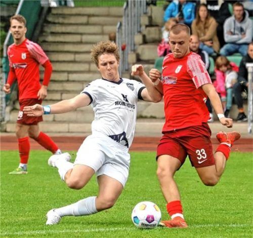 Siegtreffer beim ersten Landesliga-Spiel von Beginn an: Wasserburgs Jaden Pezo (rechts), hier im Zweikampf mit dem Garmischer Christoph Schmidt.Foto Oliver Rabuser