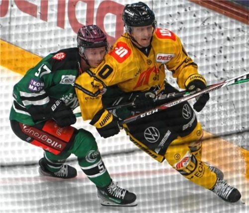 So nah kamen Marvin Feigl (links) und Christian Ehrhoff bislang nur in der NHL-Kabine von Chicago zusammen.Foto Hans-Jürgen Ziegler