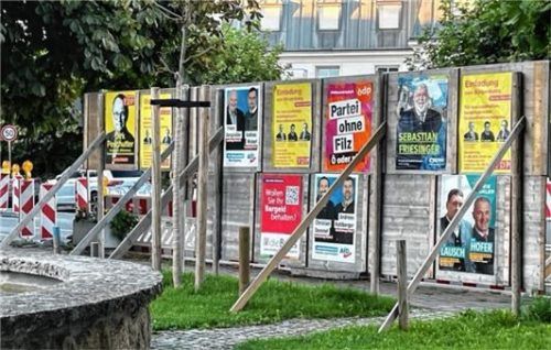 So soll es nicht sein: Die Anschlagtafel am Edmund-Bergmann-Platz wurde auch auf der Rückseite plakatiert. Das ist nicht erlaubt. Auf der Vorderseite ist für jede Partei ein Platz ausgewiesen. Foto  Stadt Kolbermoor