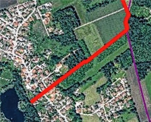 So waren die Pläne: Der Radweg von Kolbermoor nach Großkarolinenfeld (rot) soll in der Moosstraße beginnen, gen Osten über die Felder gehen und dann in Richtung Norden auf dem Theodor-Mayer-Weg nach Großkarolinenfeld führen. Foto Stadt Kolbermoor