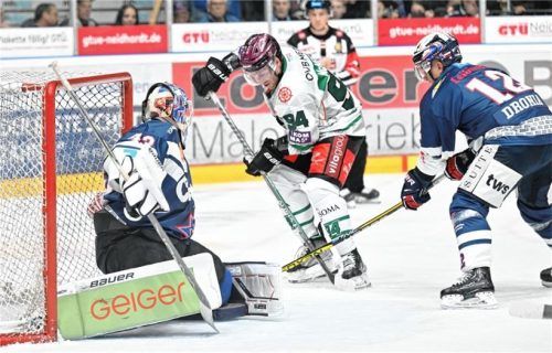 Starbulls-Angreifer Tyler McNeely taucht hier gefährlich vor Ilya Sharipov auf, konnte die Scheibe aber nicht im Tor unterbringen.Foto Felix Kästle