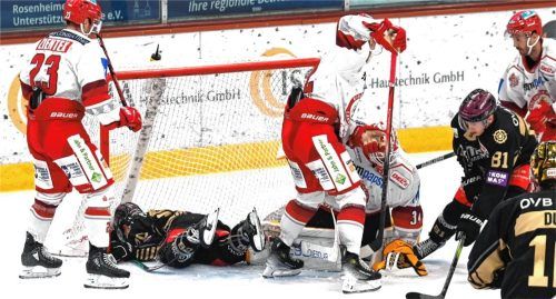 Starbulls-Spieler Manuel Strodel ist im Tor, der Puck aber nicht.Foto Hans-Jürgen Ziegler