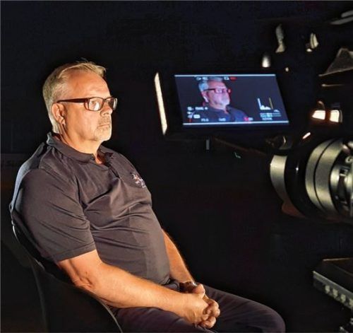 Starbulls-Trainer Jari Pasanen spricht im Film über besondere Situationen, über seine Spieler und über die Momente des Aufstiegs. Fotos Starbulls Rosenheim