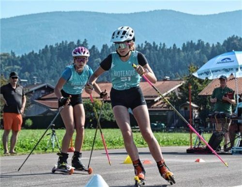 Statt auf Schnee: Der Langlauf-Nachwuchs bereitet sich auf der Rollerbahn auf den Winter vor.Foto Walter Hohler