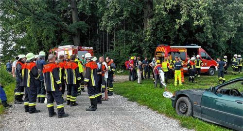 Suche nach einem vermeintlichen Bruchpiloten: Mehr als 80 Rettungskräfte suchten am Sonntag ein etwa einen Quadratkilometer großes Terrain ab, um einen abgestürzten Piloten zu bergen. Gefunden wurde niemand. Die Polizei bittet den Piloten, sich zu melden. Foto Feuerwehr Schönau