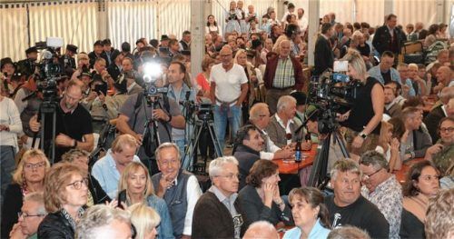 Tausende Besucher, acht Fernsehteams aus ganz Deutschland sowie Journalisten aller großen Zeitungen drängelten sich im Festzelt.