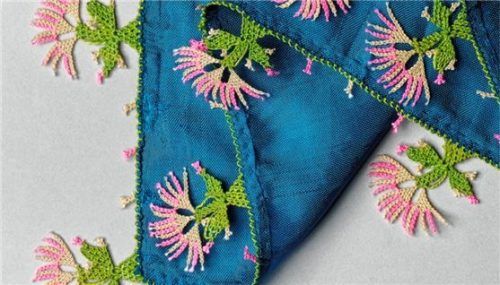 Textile Bordüren an Kopftüchern, die in ihrem Herkunftsland Türkei als Oya bezeichnet werden, sind in der Ausstellung zu sehen. Foto Städtische Galerie Traunstein