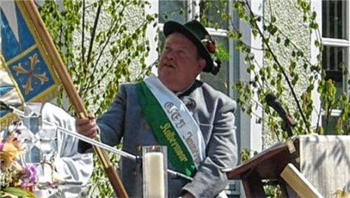 Toni Dörfl trug viele Jahre mit großer Leidenschaft die Vereinsfahne des Trachtenvereins „Immergrün“.Foto re