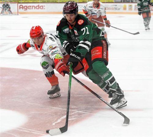 Torschütze des ersten Heimtores in der neuen Saison war Neuzugang Bastian Eckl im Testspiel gegen Selb, der sich gegen einen Verteidiger der Wölfe durchsetzt. Foto Hans-Jürgen Ziegler