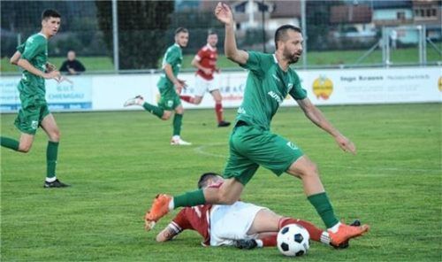 Torschützen im Duell: Fabian Martinus (liegend) grätscht Sanel Sehric den Ball weg.Foto Franz Ruprecht