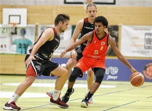 Traunsteins Youngster Raphael Kirschner (rechts) im Duell gegen Vilsbiburg.Foto Hans Weitz