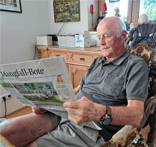 Über 100 Jahre ist der Stuhl aus Flandern alt, in dem das Geburtstagskind täglich Zeitung liest.
