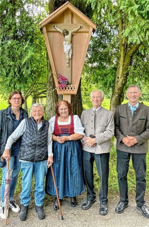 Über das neue „Wedakreiz“ in Frasdorf freuen sich (von links) Rosemarie Schörghuber, ihre Mutter Anna Koch, Hildegard und Franz Osterhammer sowie Rupert Wörndl. Foto Hötzelsperger