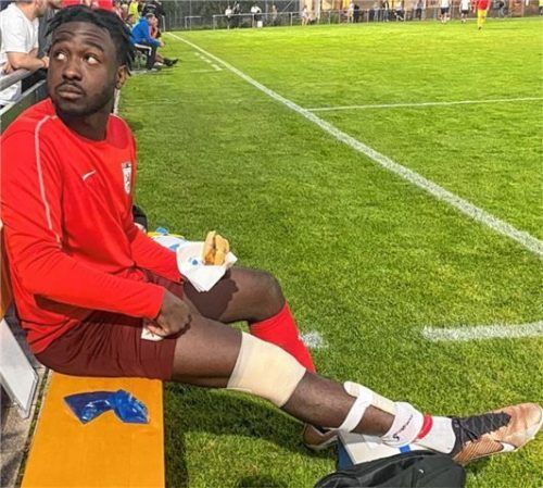 Verband ums Knie, Schnitzelsemmel in der Hand: So verfolgte der verletzte Sepp-Renee Kollie den Sieg.Foto re