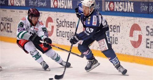Verteidiger Tobias Beck, mit einer Förderlizenz für die Starbulls ausgestattet, spielte in Dresden eine grundsolide Partie.Foto Thomas Heide
