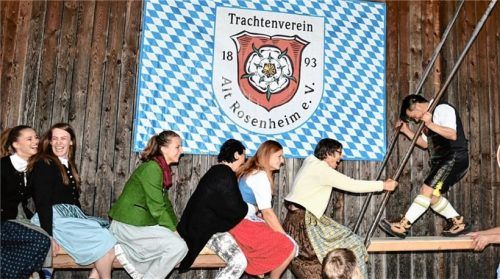 Viel Vergnügen bereitet die Kirtahutschn beim Trachtenverein Alt Rosenheim.Foto Leingartner