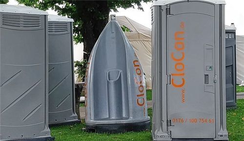 Während des Ufermarktes auf den Schären in Prien haben die Veranstalter Urinalständer für Männer und mobile Toilettenanlagen aufgestellt. Und das auf einer Wiese in der Mitte der Veranstaltung. Eine OVB-Leserin zeigte sich empört. Foto Becker