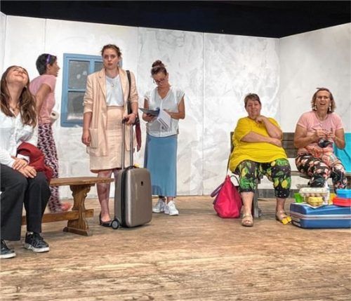 Während einer Szene: (von links) Bernadette Tieber, Susanne März, Miriam Westermeier, Andrea Lichtenwimmer, Petra Kotterba und Birgit Faltner.Foto re