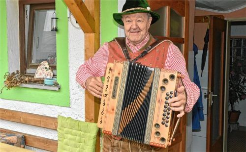 Walter Wieczorek aus Rosenheim ist durch eine „zufällige Wendung“ zur steirischen Harmonika gekommen. Foto  Schlecker