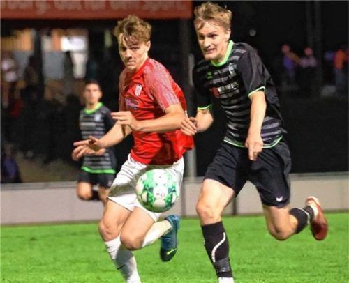 Wasserburgs Angreifer Luca Wagner im Laufduell mit einem Geretsrieder Akteur.Foto mb.presse – Butzhammer