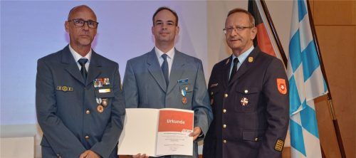 Wechsel an der Spitze des Rosenheimer THW-Ortsvereins: Markus Otto (von links) übernimmt die Leitung von Harald Feckl. Stadtbrandrat Hans Meyrl freut sich auf die Zusammenarbeit. Foto Peter Schlecker