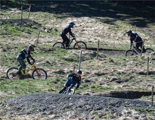 Wenn Mountainbiker auf schmalen Wegen auf Wanderer treffen, kann es manchmal sehr eng werden. Foto dpa