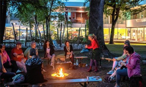 Wie unsere steinzeitlichen Vorfahren versammelten sich die Kolbermoorer ums Lagerfeuer, um den märchenhaften Geschichten von Uta Mewes zu lauschen. Fotos Thomae