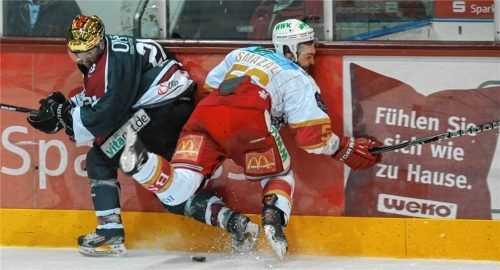 „Willkommen in Rosenheim“: So sah es im Derby im April 2012 aus, als Landshuts Heiko Smazal den zu schnellen Starbulls-Stürmer Cory Quirk checken wollte. Foto Hans-Jürgen Ziegler