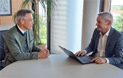 „Wir müssen unsere Hausaufgaben machen“: Landrat Otto Lederer und OVB-Reporter Michael Weiser im Gespräch. Foto re