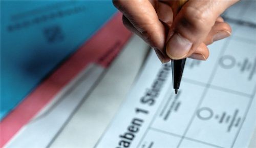 Wohin mit dem Kreuz? Briefwahlunterlagen für die Landtags- und Bezirkswahlen 2023 in Bayern liegen aktuell auf vielen Tischen. Am 8. Oktober findet die Wahl zum Bayerischen Landtag statt. Foto dpa