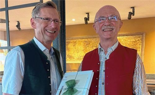 Wolfgang Bude (rechts) feierte seinen 80. Geburtstag. Rupert Wörndl vom Heimat- und Kulturverein Frasdorf gratulierte dem langjährigen Weggefährten.Foto Rehberg