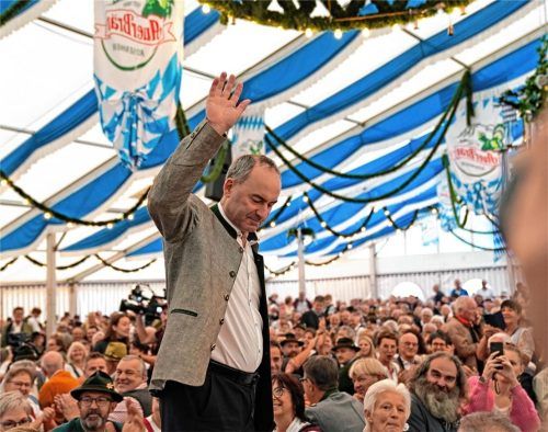 Wurde am Donnerstag in Aschau im Chiemgau mit großem Applaus begrüßt: Bayerns Vize-Regierungschef HubertAiwanger. Foto dpa