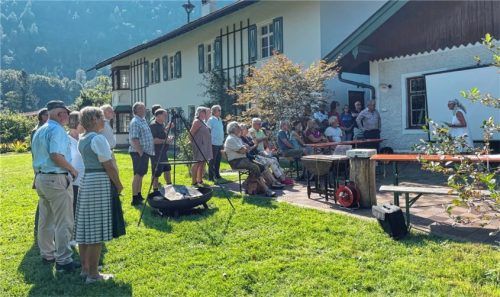 Zahlreiche Interessierte aus dem Priental informierten sich aus erster Hand über das ehemalige Forsthaus der Freiherrn von Cramer-Klett in Grattenbach.Foto Rehberg