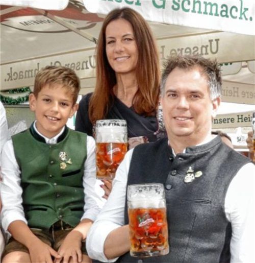 Ziehen ein positives Fazit nach 16 Tagen Herbstfest: Die Auerbräu-Festwirte Carolin und Werner Heinrichsberger mit Sohn Laurenz. Foto privat