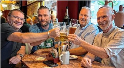 Zum Männerstammtisch treffen sich (von rechts) Edi Stieb (64), Paul Horn (63), Steffen Heller (50) und Salvatore Calanni (53) auch zweimal im Jahr im „Grammophon“.