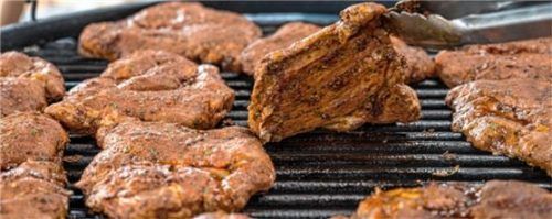 Zur Grillparty mit Musik lädt der Gewerbeverband Kolbermoor am Samstag, 9. September, ab 18 Uhr in den Rathauspark ein. Foto dpa