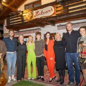 Starke Frau in schöner Landschaft