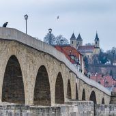 Rentner ertrinkt im Steinsee Mann von Brücke gestoßen