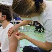 Nur bestimmte Gruppen brauchen eine Auffrischungsimpfung – Ärzte fordern Kombi-Impfstoff und Einzeldosen