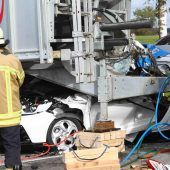 Auto unter Anhänger eingeklemmt
