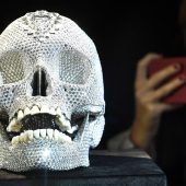 Hier funkelt der teuerste Schädel der Welt