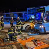 Westend: Auto kollidiert mit Tram