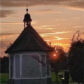 Kirchlein im Morgenlicht