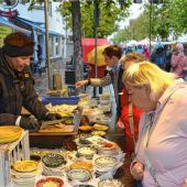 Besucher und Aussteller des Kirchweihmarktes in Kolbermoor trotzen dem Regen