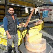 Von Grabschmuck bis Kulinarik: Mantelsonntag am Ludwigsplatz zieht viele Passanten an