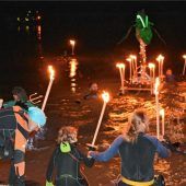Weihnachtsstimmung beim Fackelschwimmen im Inn